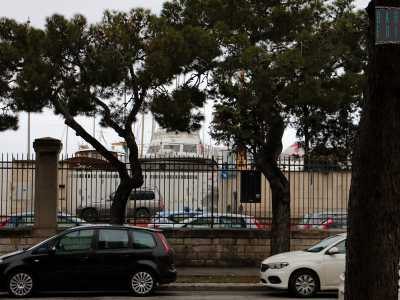 Un lungomare che per� non � un lungomare, perch� come detto questa parte della citt� in realt� non si affaccia sull�Adriatico ma sul porto, dal quale � diviso da muri e inferriate (foto di Antonio Caradonna)